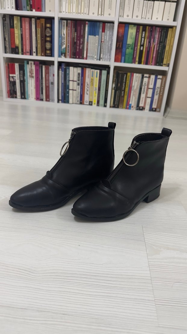 Siyah Deri Tokalı Kadın Bot - Görsel 2