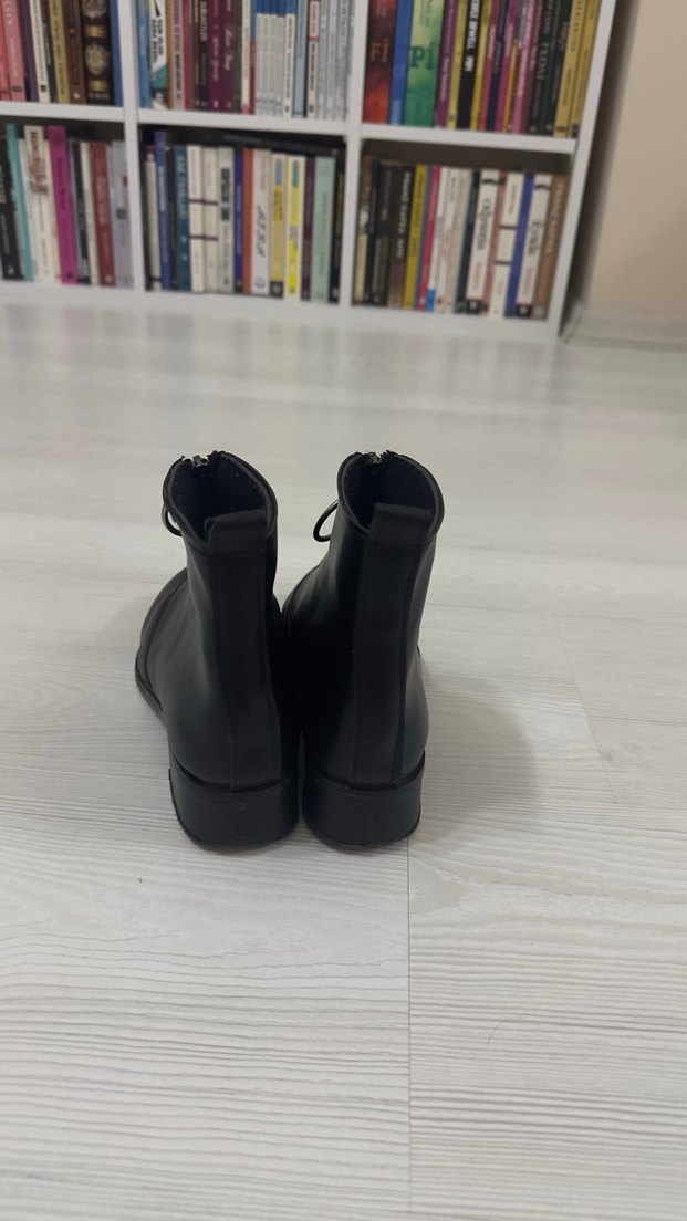 Siyah Deri Tokalı Kadın Bot - Görsel 3