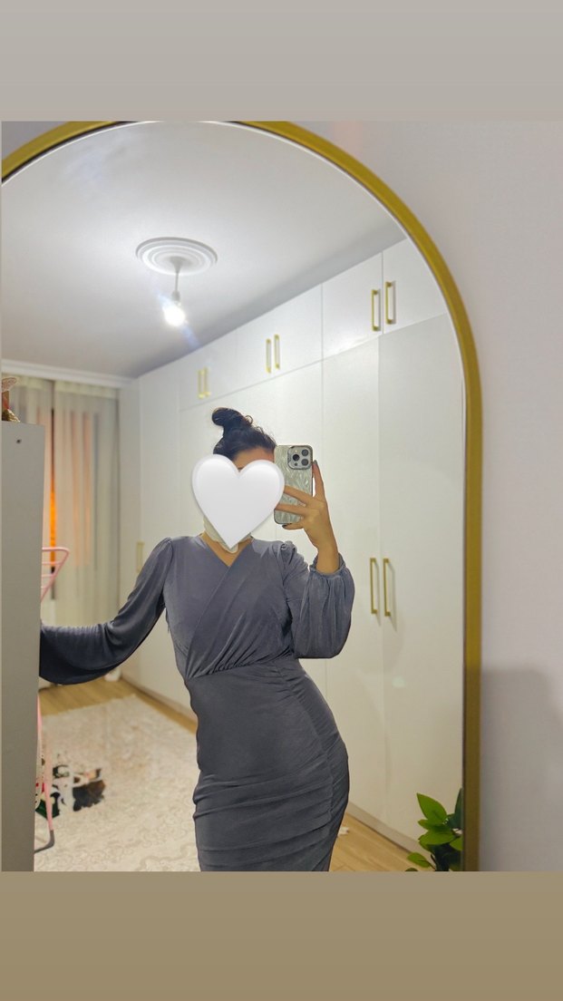 Gri Parlak Detaylı Sıkılaştırıcı Etkili Elbise - Görsel 4