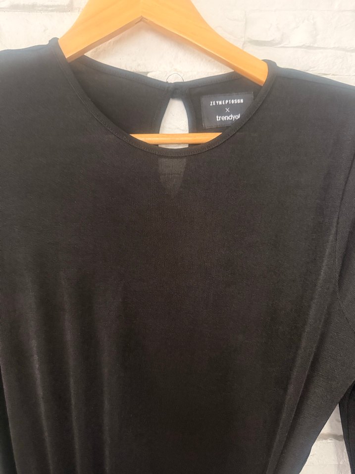 Zeynep Tosun gece elbisesi - Görsel 3