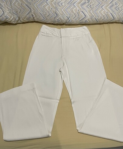 Zara Beyaz Yarı Saten Dökümlü Pantolon
