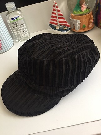Siyah kadife şapka