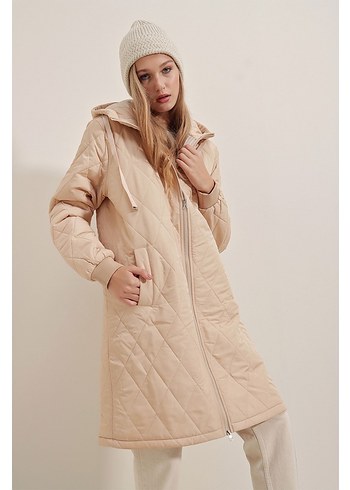Sokak Stili Bej Uzun Kadın Mont - Görsel 2