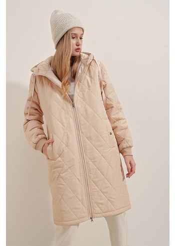 Sokak Stili Bej Uzun Kadın Mont - Görsel 3