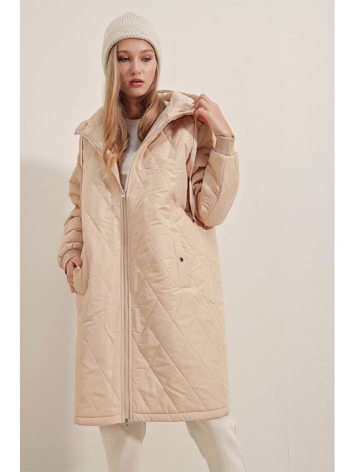 Sokak Stili Bej Uzun Kadın Mont - Görsel 4