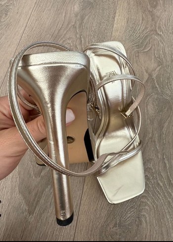 37 Beden Zara Gold Topuklu Ayakkabı