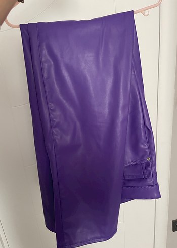 Düğmeli Parlak Mor Kadın deri Pantolon - Görsel 4
