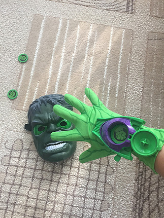 Hulk, ışıklı maske ve disk fırlatan eldiven