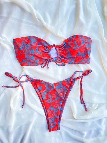 Kırmızı bikini takımı