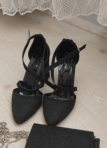 Siyah Parlak Abiye Kalın Topuklu Ayakkabı 