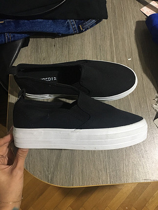 H&M Divided marka siyah etiketli ayakkabı