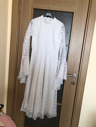 Beyaz güpürlü uzun elbise