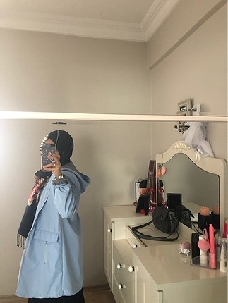 Hem trençkot hem yağmurluk