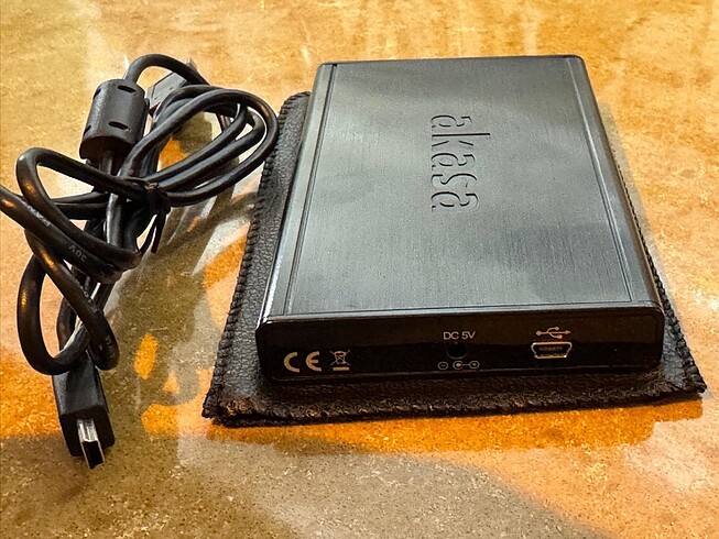 Akasa 2.5? Harici HDD kutusu ve içerisinde 320gb hdd -