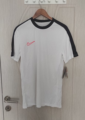 Nike Beyaz Siyah Kısa Kollu Erkek Tişört