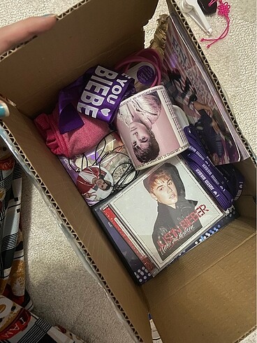 Justin Bieber cd, albüm, kitap, kupa, kolye, eldiven, bağcık, ka
