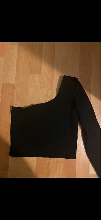 Tek kollu crop bluz