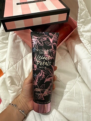 VICTORIA?S SECRET VELVET PETALS NOIR