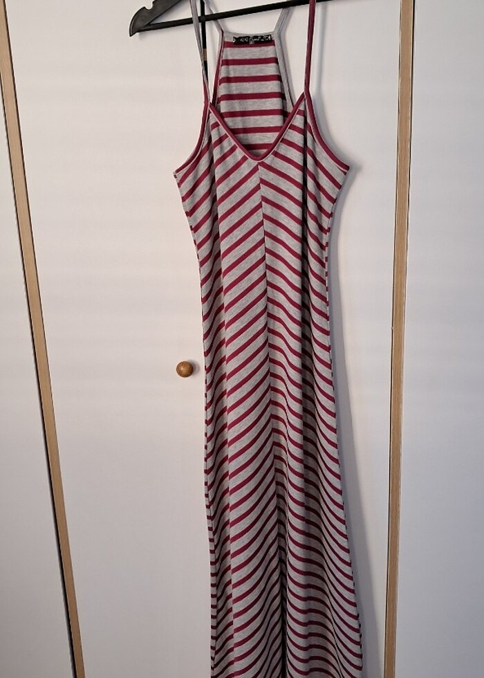 Çizgili uzun önden yırtmaçlı elbise - Görsel 2