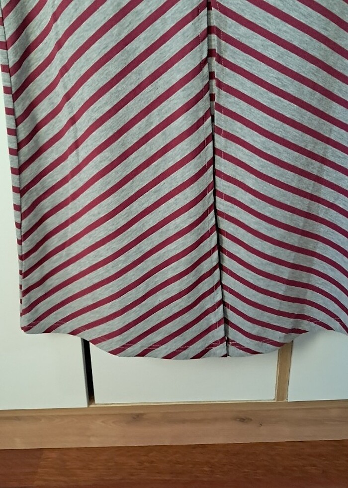 Çizgili uzun önden yırtmaçlı elbise - Görsel 3