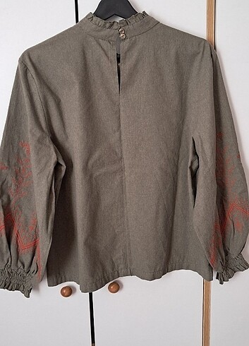 Dik yaka kolu işlemeli gömlek bluz - Görsel 7