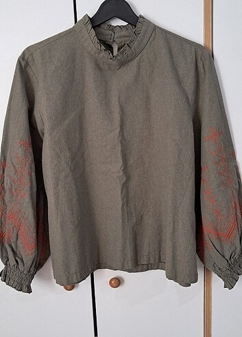 Dik yaka kolu işlemeli gömlek bluz - Görsel 8