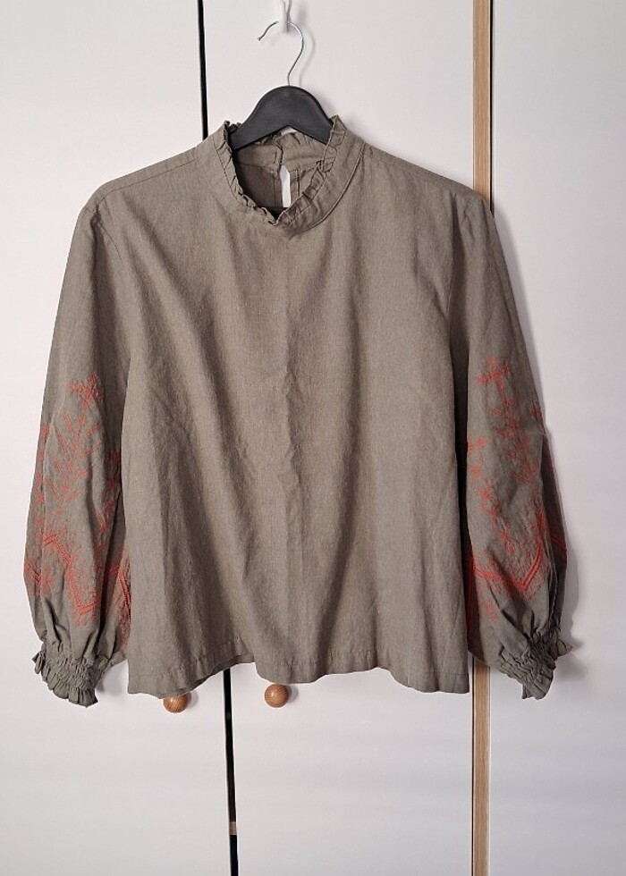 Dik yaka kolu işlemeli gömlek bluz - Görsel 2