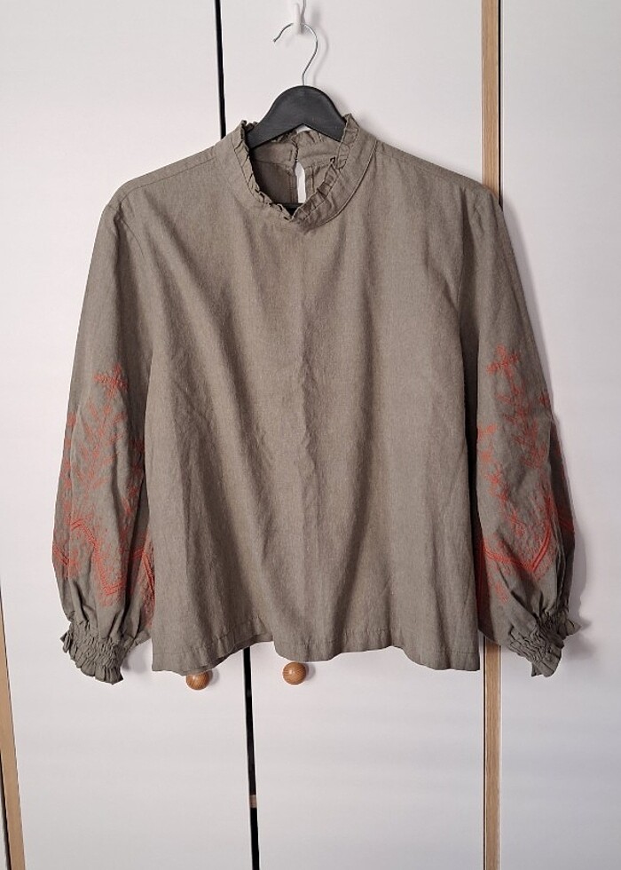 Dik yaka kolu işlemeli gömlek bluz - Görsel 3