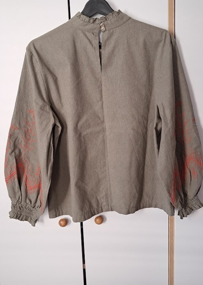 Dik yaka kolu işlemeli gömlek bluz - Görsel 4