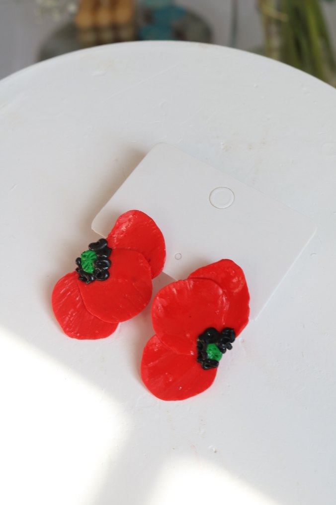 Kırmızı Mini Boncuklu Çiçek Küpeler - Görsel 3