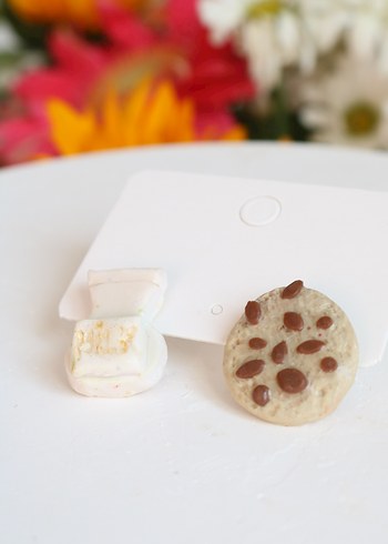 Beyaz Mini Minimalist Küpe - Görsel 3