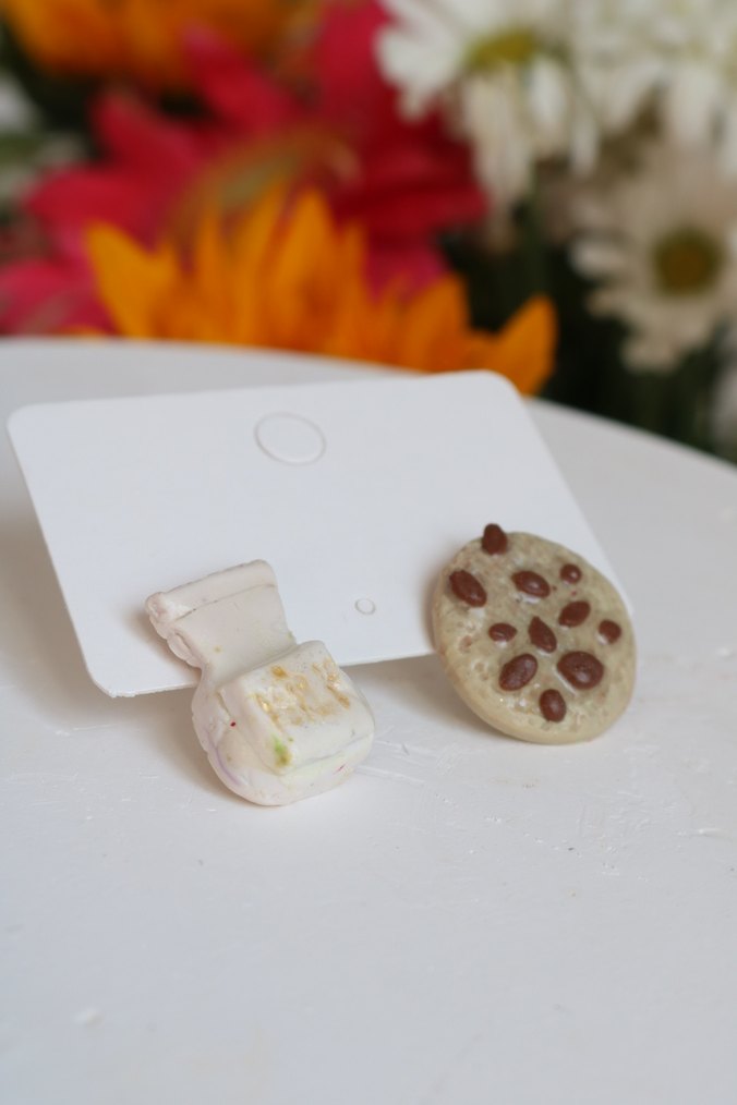 Beyaz Mini Minimalist Küpe - Görsel 4