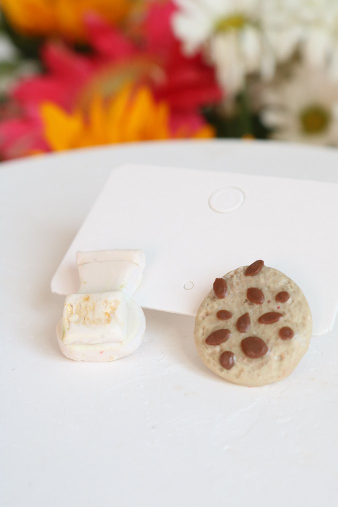 Beyaz Mini Minimalist Küpe - Görsel 3