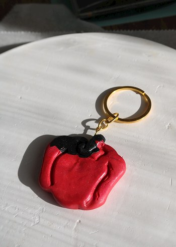 Kırmızı Püsküllü Gotik Kadın Anahtarlık - Görsel 2