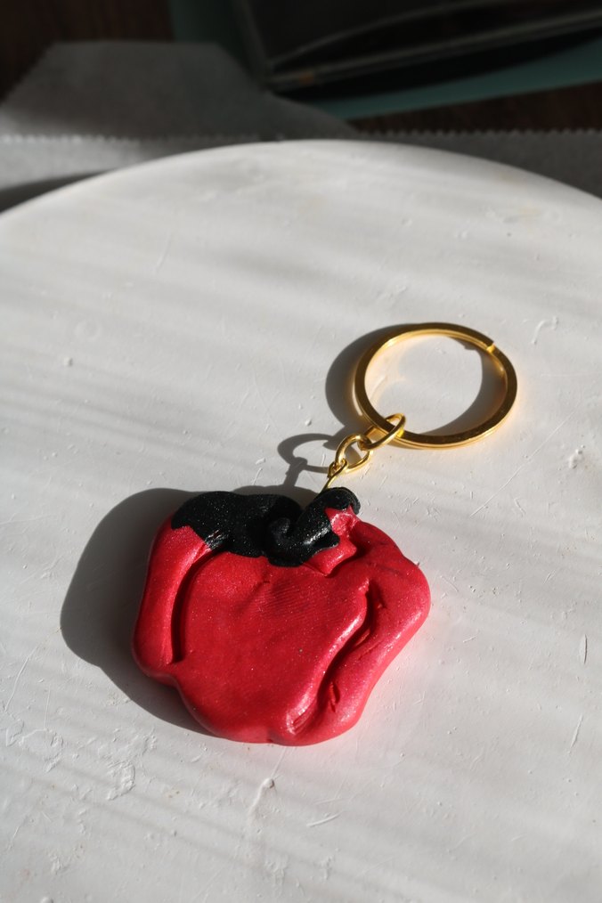 Kırmızı Püsküllü Gotik Kadın Anahtarlık - Görsel 2