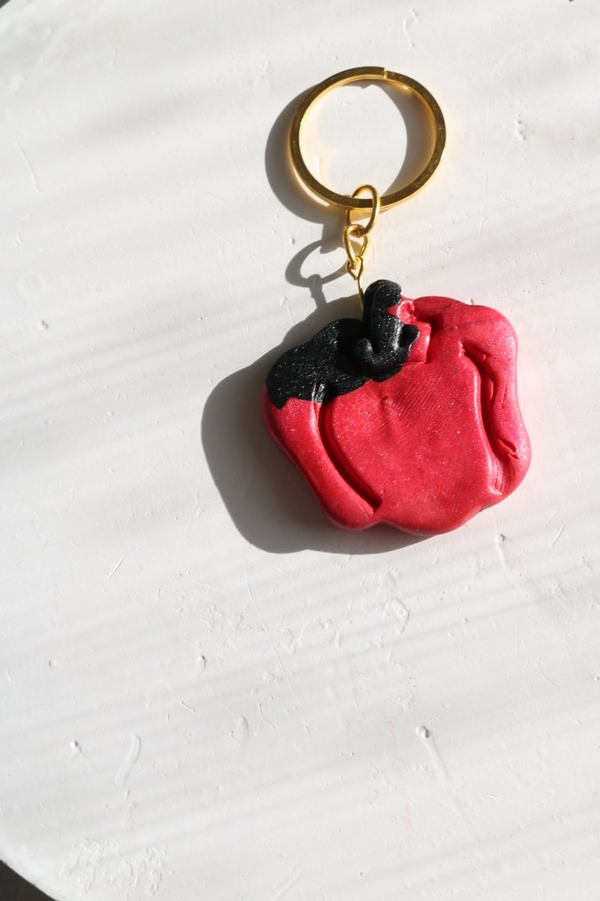 Kırmızı Püsküllü Gotik Kadın Anahtarlık - Görsel 3