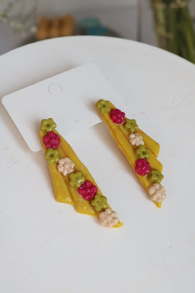 Sarı Boncuklu Çiçekli Mini Küpe - Görsel 2