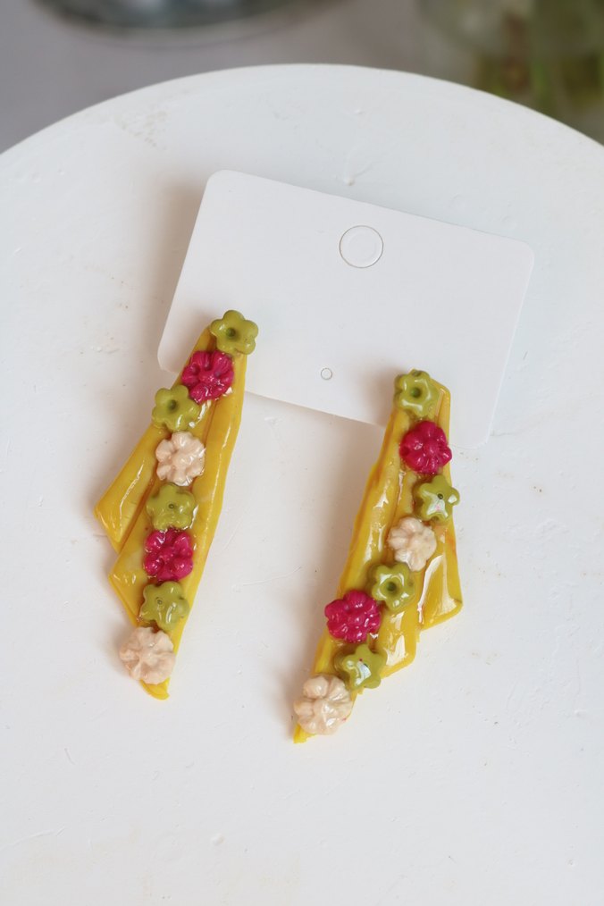 Sarı Boncuklu Çiçekli Mini Küpe - Görsel 3