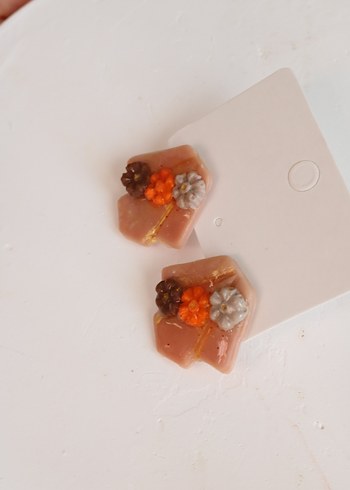 Mini Bej Boncuklu Çiçek Küpeler - Görsel 5