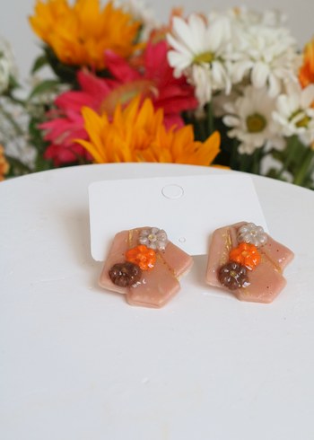 Mini Bej Boncuklu Çiçek Küpeler - Görsel 7