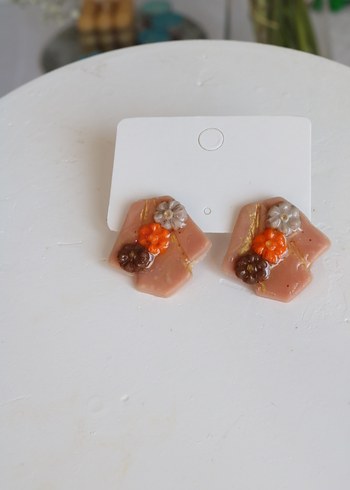 Mini Bej Boncuklu Çiçek Küpeler - Görsel 9