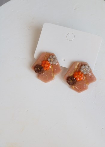 Mini Bej Boncuklu Çiçek Küpeler - Görsel 4