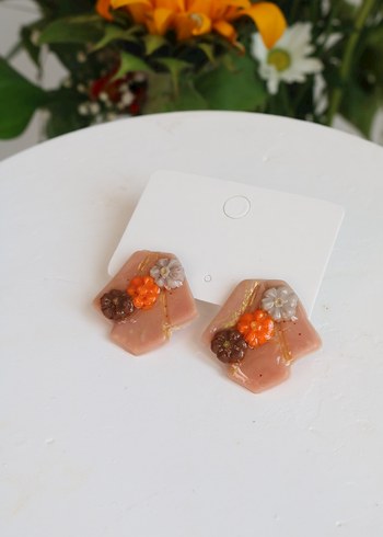 Mini Bej Boncuklu Çiçek Küpeler - Görsel 2