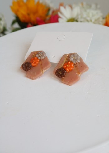 Mini Bej Boncuklu Çiçek Küpeler - Görsel 3