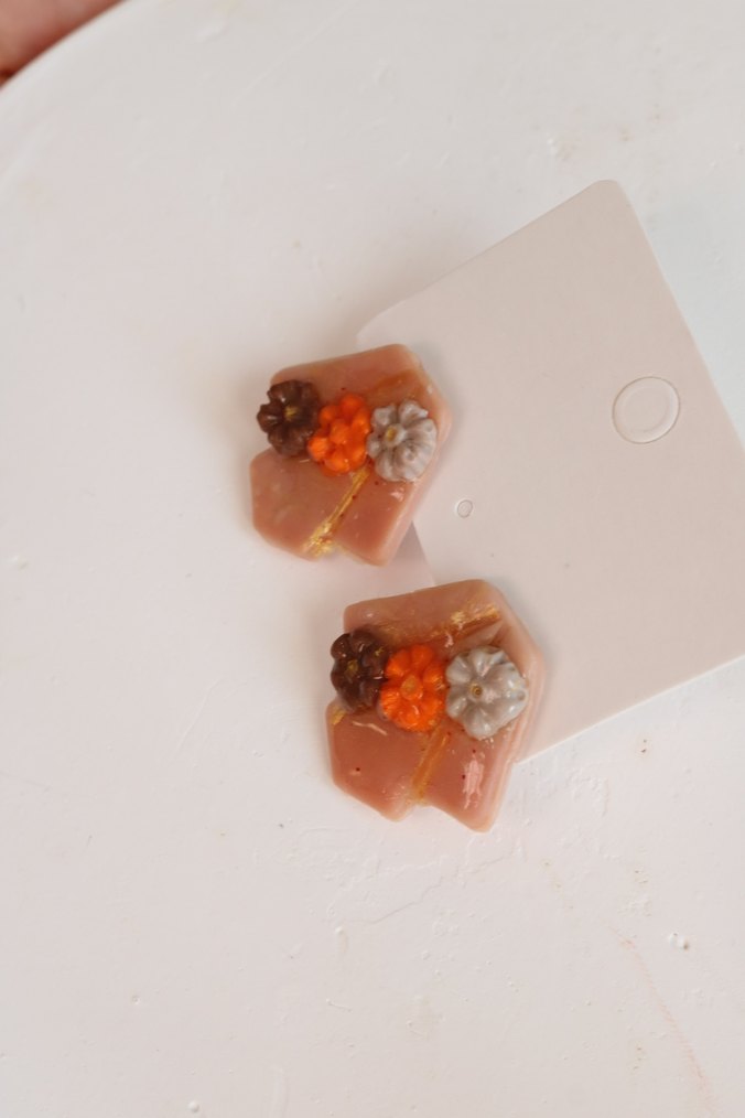 Mini Bej Boncuklu Çiçek Küpeler - Görsel 5