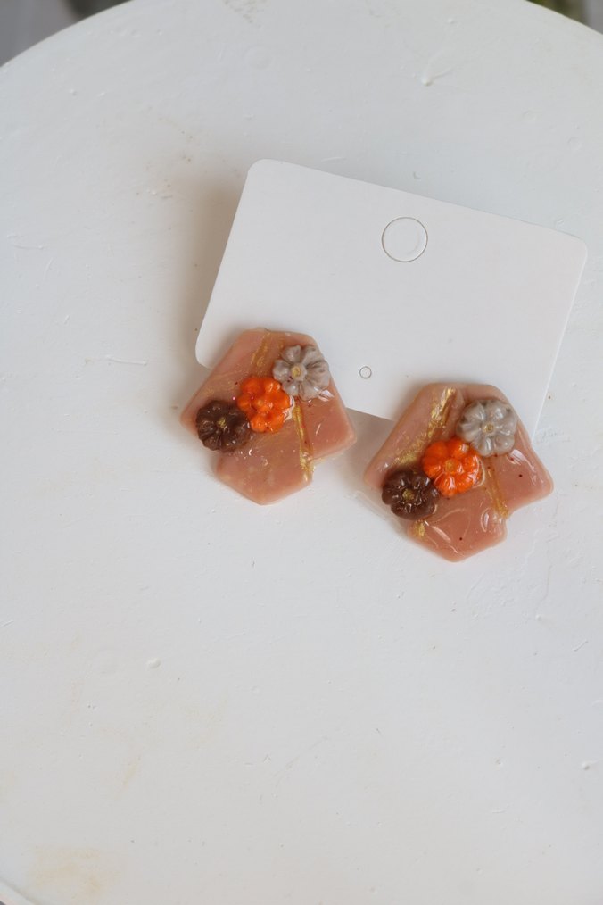 Mini Bej Boncuklu Çiçek Küpeler - Görsel 4