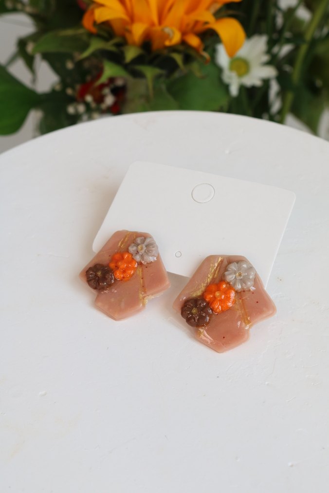 Mini Bej Boncuklu Çiçek Küpeler - Görsel 2