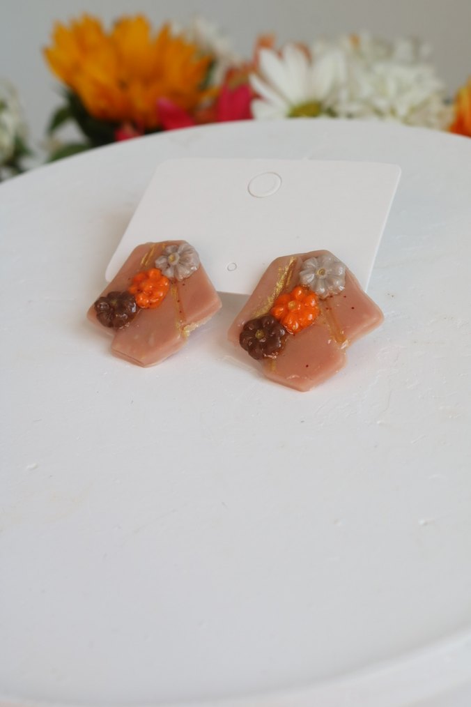 Mini Bej Boncuklu Çiçek Küpeler - Görsel 3