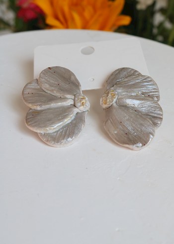 Gelin Beyaz Çiçek Detaylı Minimalist Küpe - Görsel 4