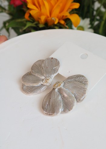 Gelin Beyaz Çiçek Detaylı Minimalist Küpe - Görsel 3